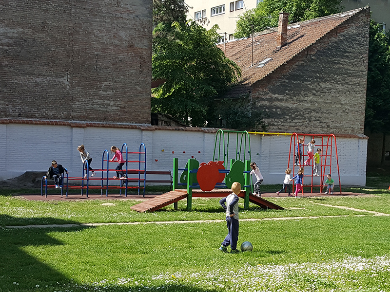 djece se
igraju na igralima